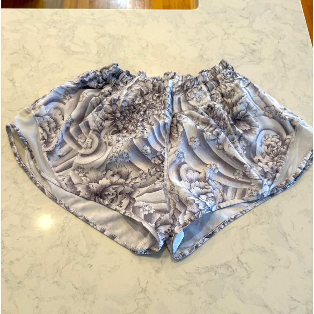 Lululemon size 6 2.5 in hotty hot shorts